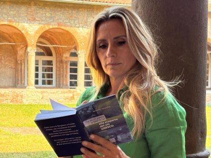 L’assessore regionale alla Cultura Francesca Caruso con il volume ‘Tra Bergamo e Brescia alla scoperta dei siti Unesco’
