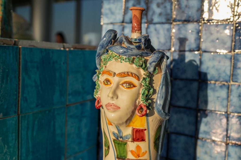 Visita ai laboratori storici delle ceramiche della Sicilia da parte dell'assessore della Regione Lombardia Barbara Mazzali.