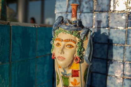 Visita ai laboratori storici delle ceramiche della Sicilia da parte dell'assessore della Regione Lombardia Barbara Mazzali.