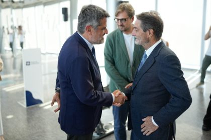 La stretta di mano alla firmata dell'intesa fra il presidente della Regione Lombardia, Attilio Fontana, e Miguel Ángel Fernández-Palacios, l’ambasciatore di Spagna in Italia, per il protocollo d’intesa tra Italia e Camera di Commercio Ufficiale di Spagna in Italia