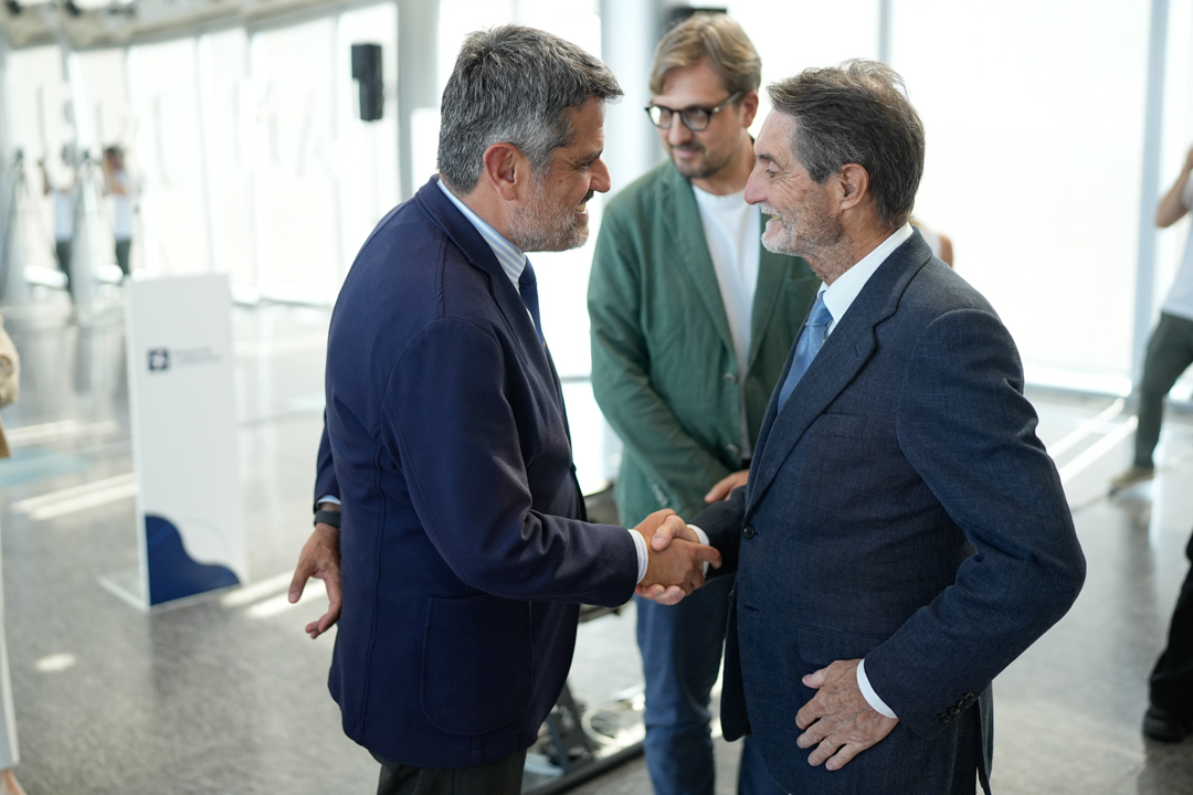 La stretta di mano alla firmata dell'intesa fra il presidente della Regione Lombardia, Attilio Fontana, e Miguel Ángel Fernández-Palacios, l’ambasciatore di Spagna in Italia, per il protocollo d’intesa tra Italia e Camera di Commercio Ufficiale di Spagna in Italia