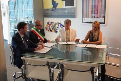 In foto l’assessore regionale Francesca Caruso con i firmatari del protocollo d’intesa tra Italia e Camera di Commercio Ufficiale di Spagna in Italia: il momento della firma