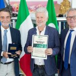 In foto il presidente della Regione Lombardia, Attilio Fontana, Ron al centro, e il sottosegretario Ruggero Invernizzi: consegnato il premio Rosa Camuna 2025