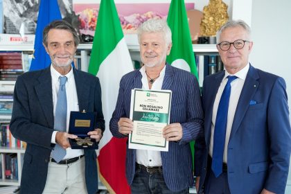 In foto il presidente della Regione Lombardia, Attilio Fontana, Ron al centro, e il sottosegretario Ruggero Invernizzi: consegnato il premio Rosa Camuna 2025