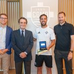 Consegna del Premio Rosa Camuna 2025 a Cesc Fàabregas da parte del presidente della Regione Lombardia Attilio Fontana