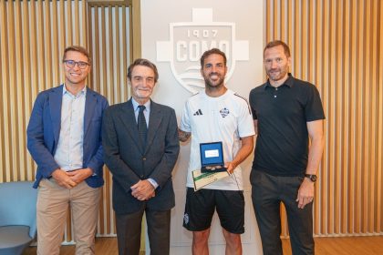 Consegna del Premio Rosa Camuna 2025 a Cesc Fàabregas da parte del presidente della Regione Lombardia Attilio Fontana