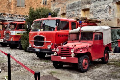 In foto due automezzi della Galleria Storica dei Vigili del Fuoco di Mantova: insieme al Museo Virgilio, i due luoghi della cultura hanno ottenuto il riconoscimento a ‘Sistemi museali’