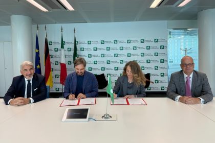 L’assessore allo Sviluppo economico, Guido Guidesi, e il presidente di AHK Italien, Monica Poggio, hanno siglato il protocollo d’intesa tra Regione Lombardia e Camera di Commercio Italo-Germanica (AHK Italien). Alla cerimonia di firma era presente anche il sottosegretario regionale con delega alle Relazioni Internazionali ed Europee, Raffaele Cattaneo.