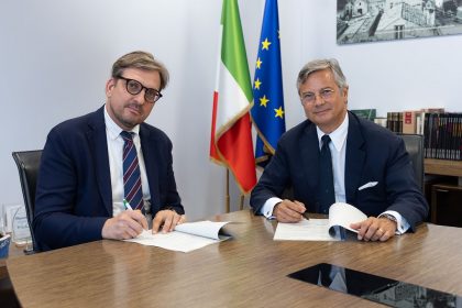 In foto l’assessore regionale allo Sviluppo economico, Guido Guidesi, e l’amministratore delegato di Invitalia, Bernardo Mattarella, firmano il protocollo d’intesa tra Regione Lombardia e l’Agenzia nazionale per l’attrazione degli investimenti e lo sviluppo d’impresa