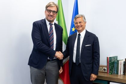In foto l’assessore regionale allo Sviluppo economico, Guido Guidesi, e l’amministratore delegato di Invitalia, Bernardo Mattarella, entrambi firmatari del protocollo d’intesa tra Regione Lombardia e l’Agenzia nazionale per l’attrazione degli investimenti e lo sviluppo d’impresa.
