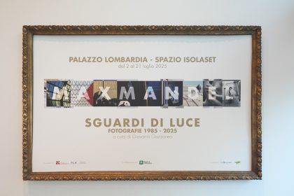 Il cartello della mostra fotografica su Max Mandel inaugurata allo Spazio IsolaSET di Palazzo Lombardia
