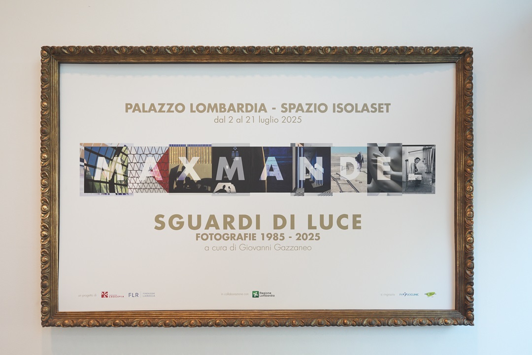 Il cartello della mostra fotografica su Max Mandel inaugurata allo Spazio IsolaSET di Palazzo Lombardia