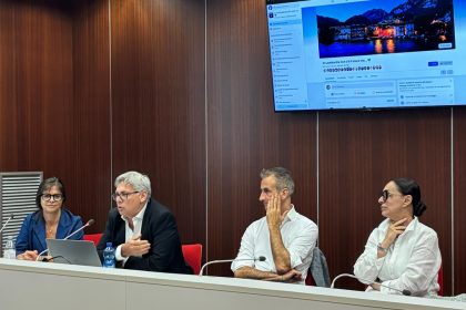 Un momento della premiazione del Gruppo pubblico di Facebook 'In Lombardia non c'è il mare ma...'