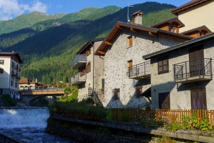 Ponte di Legno, nella foto Claudio Giovanni Colombo/Shutterstock, tra i Comuni beneficiari dell'incremento della dotazione del 'Bando Dissesti 2024' di Regione Lombardia