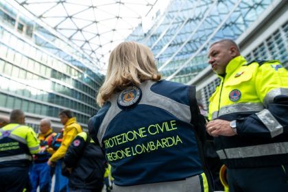 Sono 101 i volontari di Protezione civile impegnati a Roma per il Giubileo 2025: in foto alcuni volontari davanti a Palazzo Lombardia