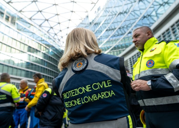 In foto un operatore di Protezione civile in piazza Città di Lombardia: con una delibera di Giunta vengono stanziati fondi per l’aggiornamento dei piani in scenari di rischio