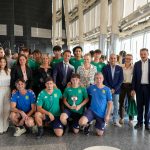 I campioni d'Italia under 18 del Rozzano calcio ricevuti in Regione Lombardia dal sottosegretario alla Presidenza con delega a Sport e Giovani Federica Picchi, con coro in foto.