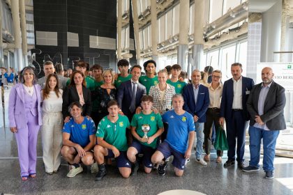 I campioni d'Italia under 18 del Rozzano calcio ricevuti in Regione Lombardia dal sottosegretario alla Presidenza con delega a Sport e Giovani Federica Picchi, con coro in foto.