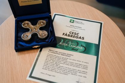 Il Premio Rosa Camuna 2025 a Cesc Fàbregas