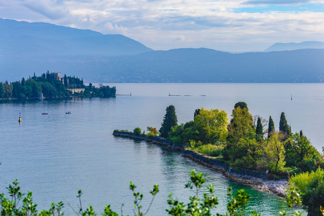 Una veduta del lago di Garda da San Felice del Benaco, il Comune dove si trova il miglior campeggio d’Italia