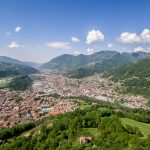 Immagine aerea della Val Seriana al centro della strategia di Regione Lombardia di promozione delle Aree Interne