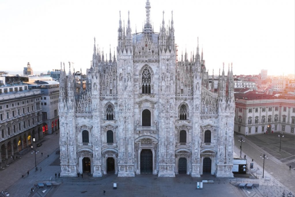 Una veduta aerea e frontale del Duomo di Milano, al centro dell’Avviso Unico Cultura 2025 di Regione Lombardia