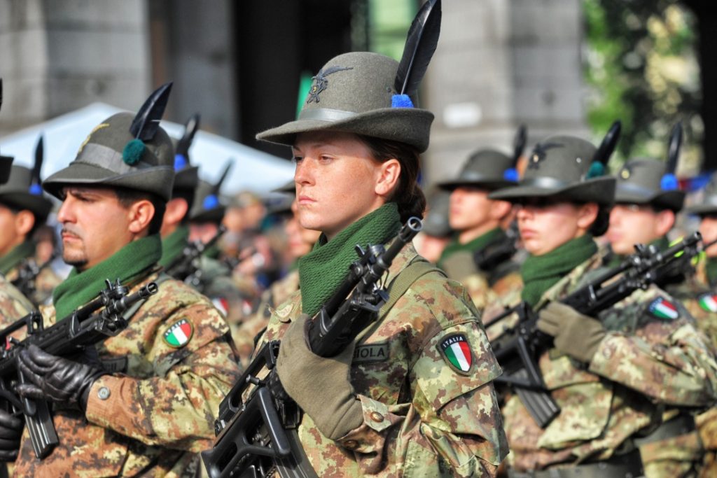 Regione Lombardia conferma il proprio sostegno alle associazioni combattentistiche del territorio con un contributo totale di 200.000 euro per il 2025. In foto la sfilata di un gruppo di Alpini, tra i destinatari del contributo