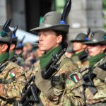 Regione Lombardia conferma il proprio sostegno alle associazioni combattentistiche del territorio con un contributo totale di 200.000 euro per il 2025. In foto la sfilata di un gruppo di Alpini, tra i destinatari del contributo