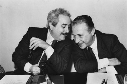 celebre foto di Falcone e Borsellino ricordati da Regione lombardia in un evento