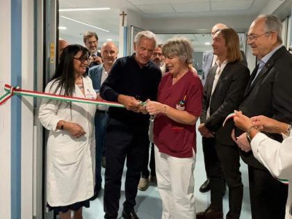 L'assessore Bertolaso al taglio del nastro del nuovo servizio dialisi all'Ospedale di Magenta