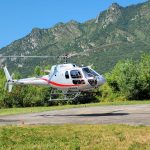 Un elicottero della Protezione civile regionale che vola in Valtellina per verificare i danni causati dal maltempo