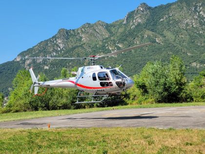 Un elicottero della Protezione civile regionale che vola in Valtellina per verificare i danni causati dal maltempo