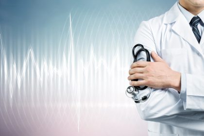 Un medico del Servizio Sanitario Nazionale, il presidente della Lombardia Fontana ha proposto un tavolo tecnico per rivedere la legge istitutiva del 1978