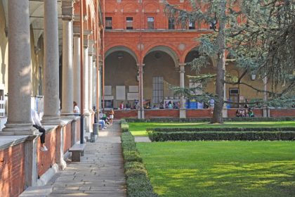 I progetti per le residenze universitarie di tre atenei lombardi sono stati ammessi al cofinanziamento regionale promosso dal Mur. In foto uno dei chiostri dell'Università Cattolica di Milano