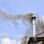 immagine generica delle emissioni provenienti da un'abitazione per richiamare l'idea del miglioramento della qualità dell'aria al centro del bando biomasse