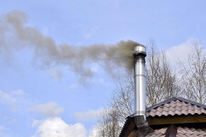 immagine generica delle emissioni provenienti da un'abitazione per richiamare l'idea del miglioramento della qualità dell'aria al centro del bando biomasse