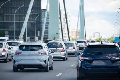 immagine generica di traffico per articolo su delibera di Regione lombardia che posticipa limitazioni agli euro5