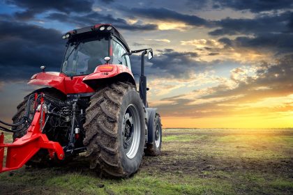 Un trattore: è tra le attrezzature finanziabili con la nuova finestra del 'bando Aria' di Regione Lombardia per le emissioni in agricoltura