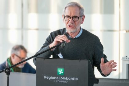 l'assessore Bertolaso, qui in una foto di reprtorio a palazzo lombardia, ha commentato la revisione degli obiettivi 2025 della sanità 