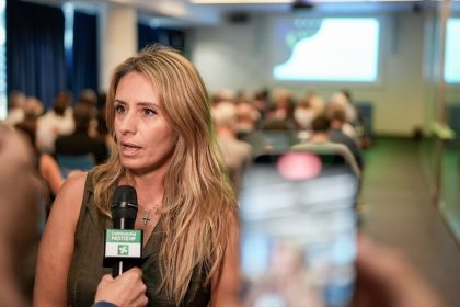L'assessore regionale alla Cultura Francesca Caruso in un momento di un'intervista tv in cui illustra i progetti che sta realizzando