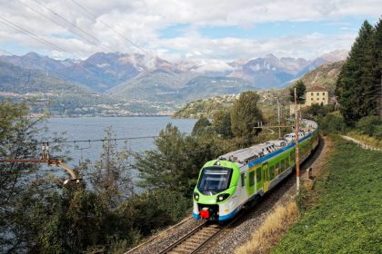 Un treno regionale in Regione Lombardia: attraverso Dote Trasporti è possibile usufruire di agevolazioni sulle tariffe