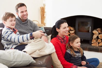 Una foto generica di una famiglia in un soggiorno: i residenti di Regione Lombardia sono destinatari del bando biomasse 2025