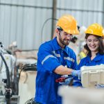 Riaprirà a settembre la misura Formazione Continua, promossa da Regione Lombardia con un investimento di oltre 10,5 milioni di euro. L'immagine rappresenta una lavoratrice intenta ad ampliare le sue competenze