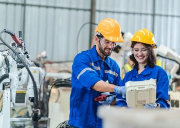 Riaprirà a settembre la misura Formazione Continua, promossa da Regione Lombardia con un investimento di oltre 10,5 milioni di euro. L'immagine rappresenta una lavoratrice intenta ad ampliare le sue competenze