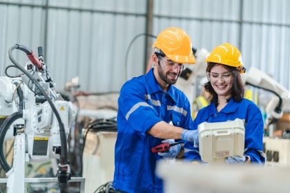 Riaprirà a settembre la misura Formazione Continua, promossa da Regione Lombardia con un investimento di oltre 10,5 milioni di euro. L'immagine rappresenta una lavoratrice intenta ad ampliare le sue competenze