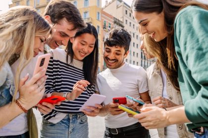 Straordinario successo per la terza edizione del bando 'Giovani Smart' di Regione Lombardia: sono infatti 345 le domande presentate . Nella foto simbolica gruppo di giovani contenti
