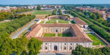 Una foto dall’alto di Palazzo Te a Mantova, al centro delle iniziative supportate anche da Regione Lombardia con l’Avviso Unico Cultura 2025