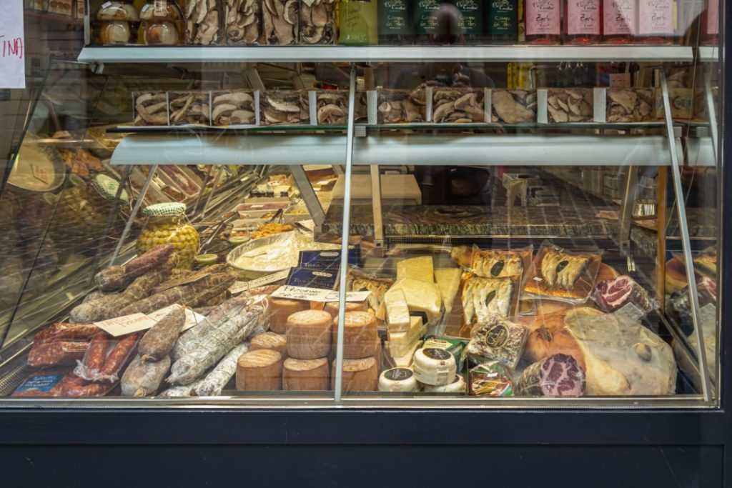 Da Regione Lombardia contributi per aprire negozi di alimentari: in foto una vetrina di salumi e formaggi a Como