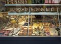 Da Regione Lombardia contributi per aprire negozi di alimentari nei Piccoli Comuni: in foto una vetrina di salumi e formaggi