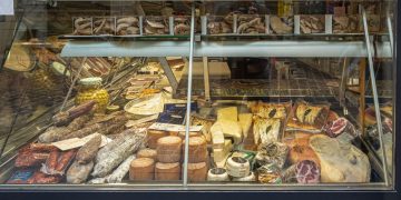 Da Regione Lombardia contributi per aprire negozi di alimentari nei Piccoli Comuni: in foto una vetrina di salumi e formaggi
